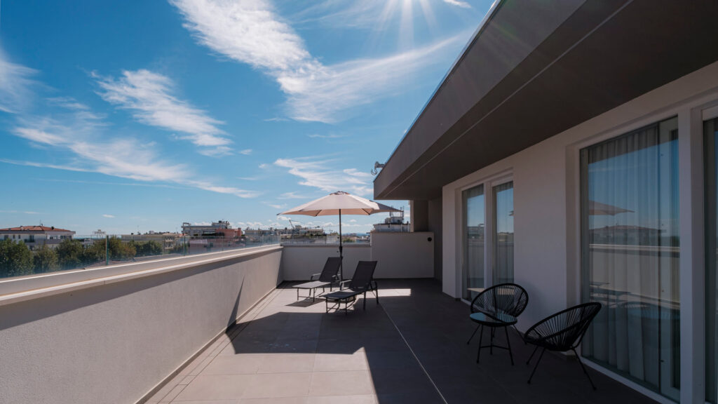 Ampia terrazza panoramica dell'Attico Goldoni 6 ideale per aperitivi al tramonto a Rimini.