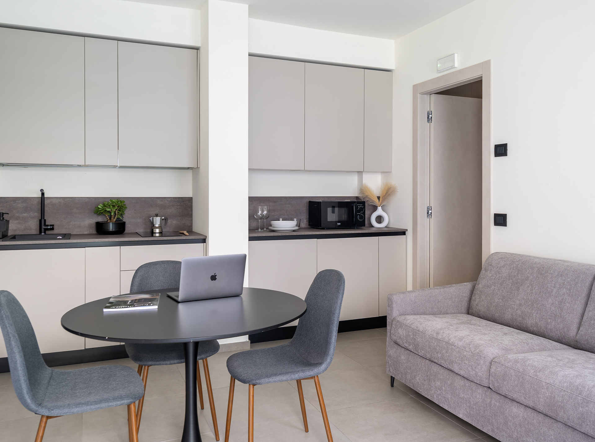 Confronto tra cucina moderna in appartamento e accesso smart con KeyCard al Residence Goldoni 6 Rimini.