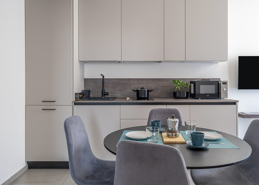 Confronto tra cucina moderna in appartamento e accesso smart con KeyCard al Residence Goldoni 6 Rimini.