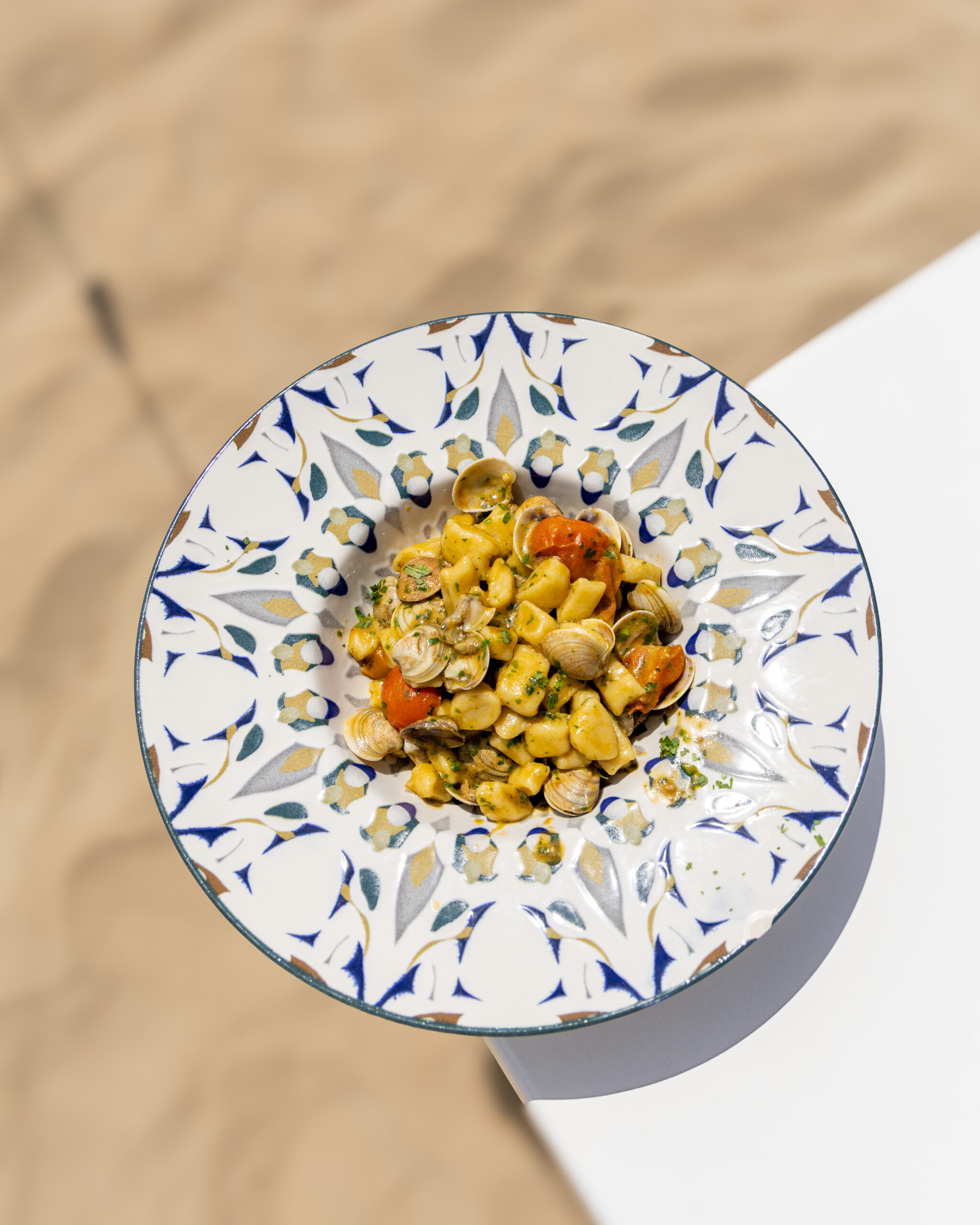 Piatto di pesce della tradizione romagnola servito a pranzo sulla spiaggia di Rimini presso il ristorante Amoha.