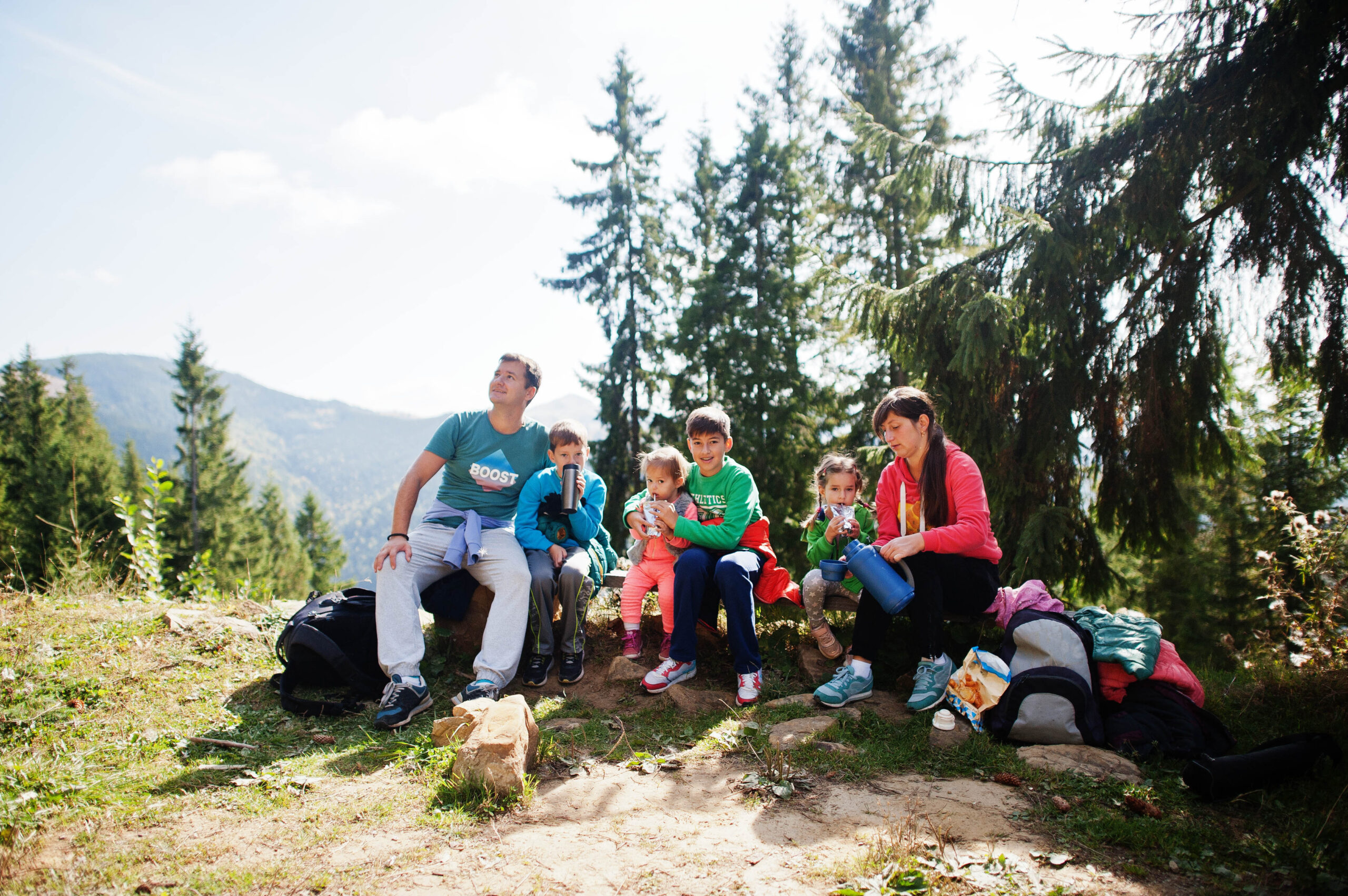 famiglia che fa trekking in romagna