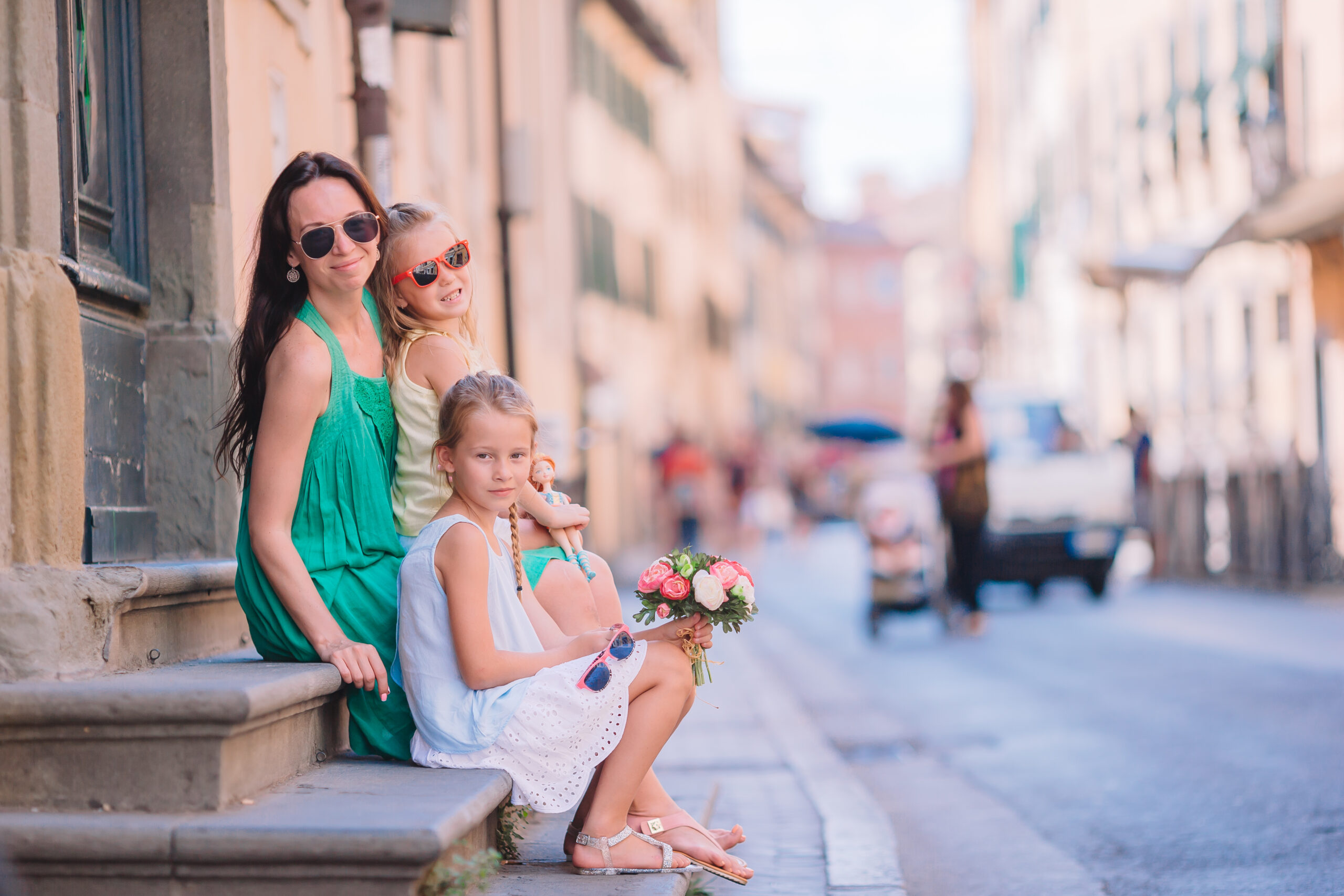 famiglia con bambini che visita il centro di Rimini